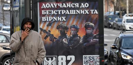 “Uneix-te als lleials i sense por”, propaganda de la 82a Brigada Separada d’Assalt en un carrer de Kíiv
