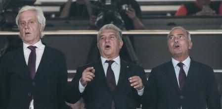 BARCELONA, 07/11/2025.- Josep Cubells (i), el presidente del FC Barcelona Joan Laporta (c) y Rafael Yuste (d) durante el partido de la novena jornada de la fase regular de la EuroLiga entre el Barça y el Real Madrid, este viernes en el Palau Blaugrana. EFE/ Enric Fontcuberta.