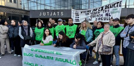 Concentración de vecinos del bloque Guillem Agulló de Sabadell.