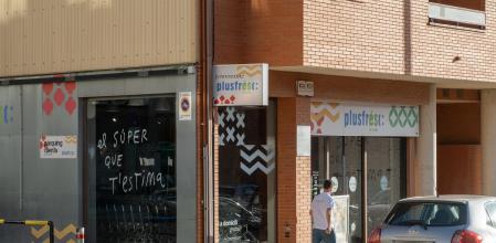 La menor fue localizada en la puerta de este supermercado de Les Borges Blanques, donde pedía limosna