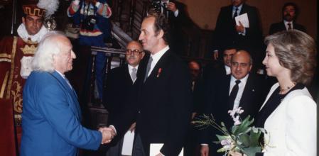 Los Reyes felicitan al poeta Rafael Alberti, premio Cervantes, en Alcalá de Henares, 23 de abril 1984