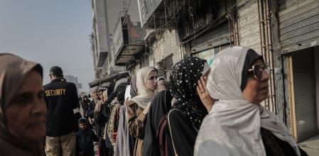 Los clientes hacen cola frente al Banco de Palestina, reabieto en la Ciudad de Gaza el domingo pasado. 
