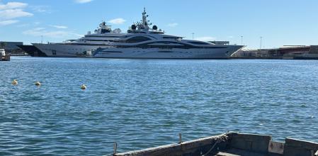 Manuel Sosa muestra el contraste que le ha llamado la atención entre la modesta barca de algún pescador y los grandes yates de lujo que se ven al otro lado de la