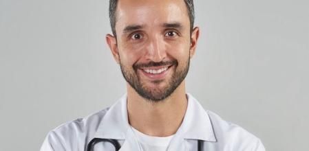 Carlos Andrés Zapata, nutricionista, habla sobre la importancia de incluir diversos alimentos en la dieta para ganar músculo.