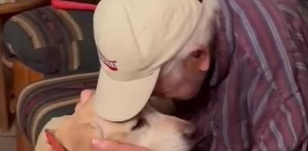 Norman Feingenbaum, de 93 años, con su perro