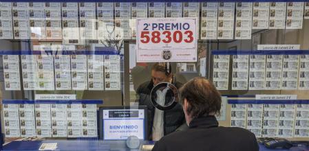 Empleados de la administración celebran que han vendido parte del número 58303 correspondiente al 'Segundo Premio’ del Sorteo Extraordinario de la Lotería de Navidad