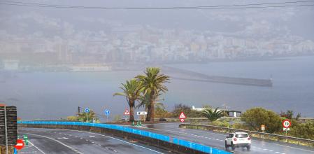 La carretera de acceso a Santa Cruz de La Palma, la capital que ha recibido este miércoles los primeros efectos de la borrasca Claudia&nbsp;