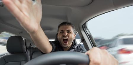 Un hombre furioso al volante