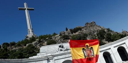 Una bandera franquista en el 2016 en el que entonces aún se conocía como el Valle de los Caídos y del que fue exhumado el dictador en el 2019.