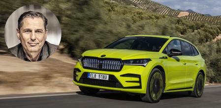 Klaus Zellmer, CEO de Skoda, junto al Skoda Enyaq RS IV.