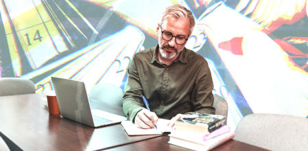 NaNoWriMo, El reto de escritura que cayó por culpa de la IA pero que muchos autores se resisten a abandonar.