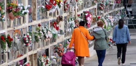 Varias personas visitan el cementerio de Sant Feliu de Llobregat el día de Todos los Santos