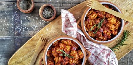 Radiatori con chorizo y tomate