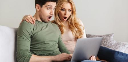 Una pareja mira con sorpresa los grandes chollos del día en AliExpress