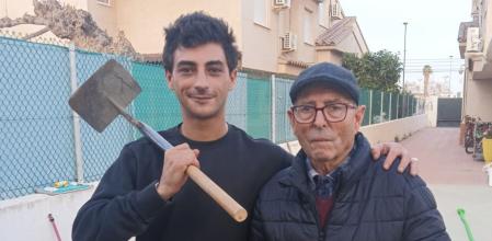 Paco junto a su abuelo en lo que era algo habitual para ellos: trabajar en el campo y pasar tiempo juntos