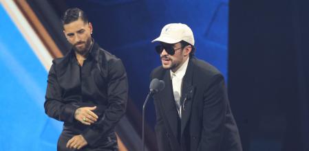Bad Bunny parlant després de rebre el Grammy a l’àlbum de l’any de mans de Maluma