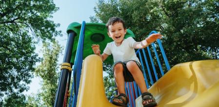 Un niño jugando en el parque