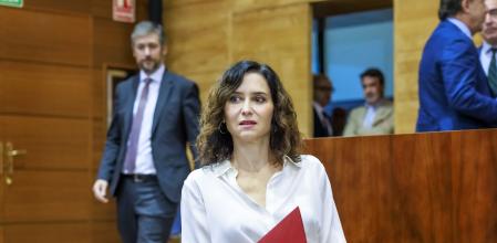 La presidenta de la Comunidad de Madrid, Isabel Díaz Ayuso, interviene durante el pleno de este jueves en la Asamblea regional, marcado por la inmigración, el conflicto en Gaza y el