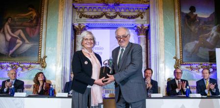 Paloma Biglino recibió el premio de manos de Cándido Conde-Pumpido.