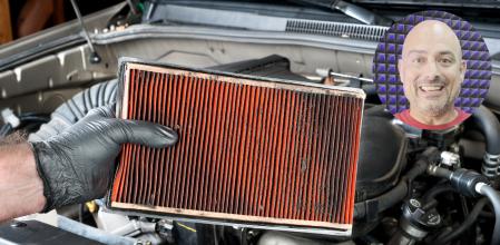 El filtro del aire puede ensuciarse muy rápidamente si circulamos con frecuencia por zonas con mucho polvo o sin asfaltar, explica el profesor de autoescuela Álex Requena.