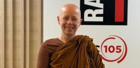 Ayya Arindama, de Terrassa, primera monja budista Theravada de la península: “Hacerte monja no te hace feliz todo el rato, pero no echo de menos nada de mi vida anterior; lo que hago me da sentido”