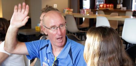 Un grupo de extranjeros que viven en Girona aprenden catalán a partir de conversaciones semanales en un bar de la ciudad