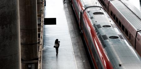Un tren en la Estación de Madrid - Puerta de Atocha - Almudena Grandes, a 21 de octubre de 2025, en Madrid (España). La avería de un tren AVE de Renfe que cubre el trayecto Sevilla-Figueres (Girona) está provocando retrasos en el resto de circulaciones. Se trata de un tren que ha partido de la capital andaluza a las 9,36 horas y que se ha averiado a la altura de Majarabique, a unos siete kilómetros al norte de Santa Justa.