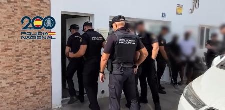 Agentes de la Policía Nacional entran en el centro de menores de Arrecife, en Lanzarote