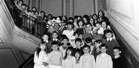 3 de mayo, en la escalera del Gobierno Civil de Barcelona un grupo de familias numerosas posa tras recibir el galardón a la natalidad de aquel año