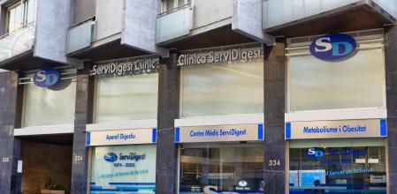Fachada de la Clínica ServiDigest, en la calle Balmes de Barcelona
