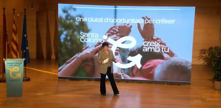 Mireia González durante la conferencia de ciudad ante 200 personas .