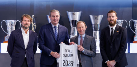 Ignacio Mariscal y Emilio Butragueño sostienen una camiseta del Real Madrid con el patrocinio de Reale Seguros