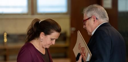 Gemma Tarafa (BComú) y el teniente de alcalde Jordi Valls, este miércoles, charlan tras la incolora comisión de Economía 