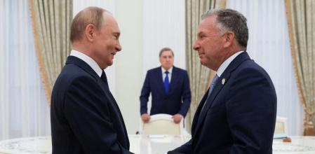 Russian President Vladimir Putin welcomes U.S. President Donald Trump's envoy Steve Witkoff during a meeting in Moscow, Russia August 6, 2025. Sputnik/Gavriil Grigorov/Pool via REUTERS ATTENTION EDITORS - THIS IMAGE WAS PROVIDED BY A THIRD PARTY. TPX IMAGES OF THE DAY