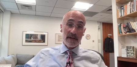 Arthur C. Brooks habla sobre la importancia de la felicidad en el trabajo.