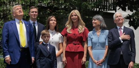 Donald Trump con Jared Kushner, Ivanka Trump y sus hijos Arabella y Theodore, y el matrimonio Seryl y Charles Kushner
