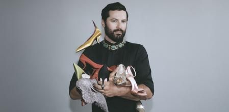 Gherardo Felloni, director artístico de Roger Vivier, con modelos de archivo de la casa