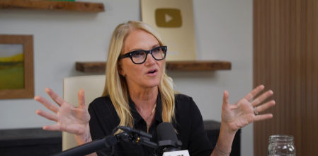 Mel Robbins: “Desahogarse no calma la ira, solo estás echando más leña al fuego”.