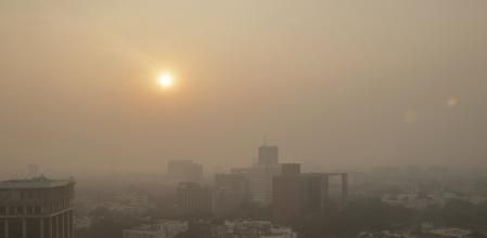 Panorámica de Nueva Delhi en medio de una densa niebla tóxica este miércoles
