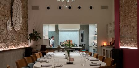 El comedor de Xavier Pellicer con su cocina independiente, donde se puede disfrutar del mismo menú degustación del restaurante