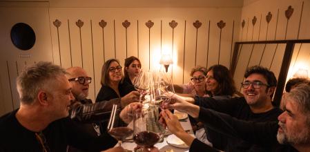 Un grupo celebra un encuentro esta semana en el Colmado Múrria, toda una institución en la capital catalana