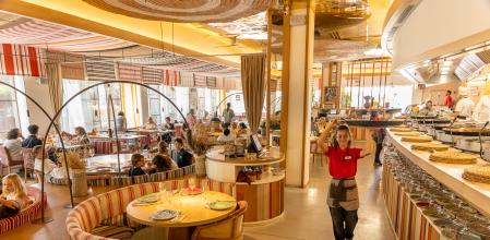 El restaurante dispone de la mayor concentración de mesas redondas de Barcelona, diseñadas para favorecer la conversación y la experiencia compartida