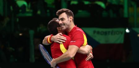 Tennis - Davis Cup - Final 8 - Spain v Czech Republic - SuperTennis Arena, Bologna, Italy - November 20, 2025 Spain's Marcel Granollers and Pedro Martinez celebrate after winning doubles match against Czech Republic's Tomas Machac and Jakub Mensik to win the series REUTERS/Guglielmo Mangiapane