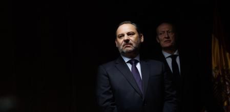 El exministro de Transportes José Luis Ábalos (i) a su llegada para comparecer durante la Comisión de Investigación del Senado