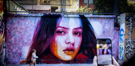 Mural de la cantante y artista catalana Rosalia en el barrio de Gracia de Barcelona