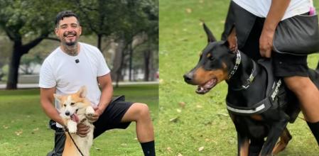 El entrenador canino junto a dos perros en un parque público