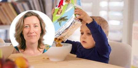 Imagen de un niño desayunando cereales