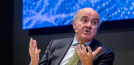El vicepresidente del Banco Central Europea, Luis de Guindos, durante un coloquio, en la sede de la Esade, a 2 de octubre de 2025, en Madrid (España). El encuentro, organizado por EsadeEcPol, se enmarca dentro de las sesiones de ‘Conversaciones con’, un espacio de diálogo en el que han participado diferentes personajes de la política económica europea. De Guindos ha compartido su visión sobre el momento que atraviesan las economías de la zona euro en el actual escenario global.