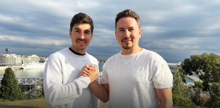 Maverick Viñales y Jorge Lorenzo ilustran su unión con esta encajada en Barcelona