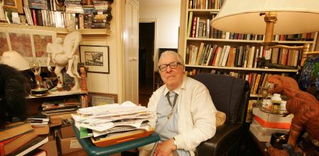 El narrador estadounidense Ray Bradbury, en su estudio de Los Angeles en 2008